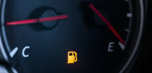 Quais os riscos de conduzir um veículo com o combustível no vermelho